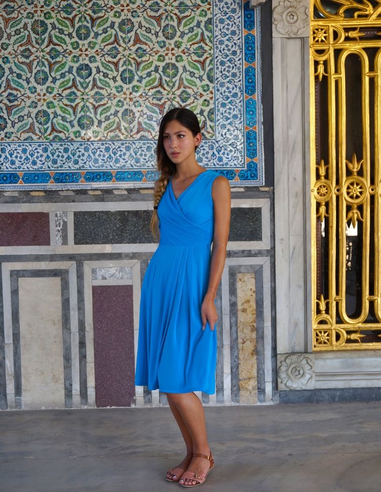 Euriental - London fashion & travel blogger, wearing Maxmara blue dress and OVS sandals.